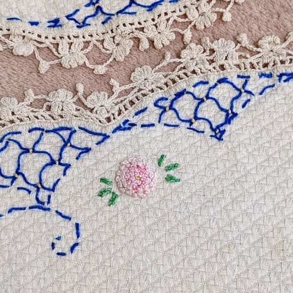 Vintage 1940's Handmade Embroidery & Crochet Doilies - Picture 9 of 16